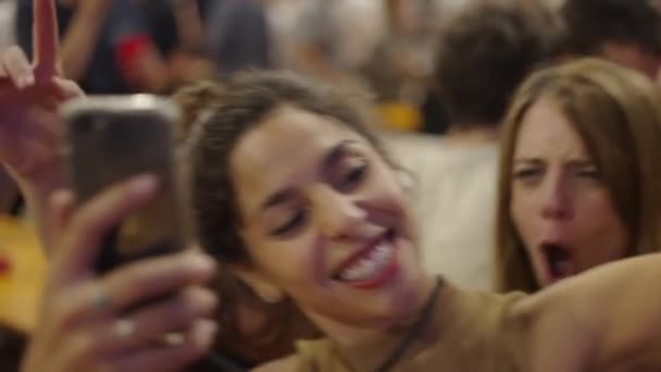 Tre Vackra Tjejer Som Filmar Med Smartphone Medan Ler Och — Stockvideo