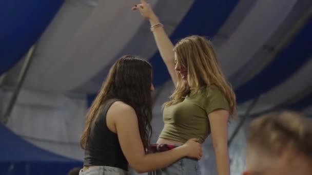 Paar Von Freundinnen Tanzen Und Lachen Auf Einem Spanischen Festival — Stockvideo