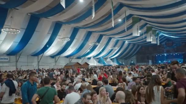 Menschenmenge Sitzt Beim Oktoberfest Tischen Und Plaudert Und Trinkt Horizontal — Stockvideo