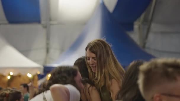 Vijf Mooie Vrienden Die Plezier Hebben Met Dansen Zingen Spanje — Stockvideo
