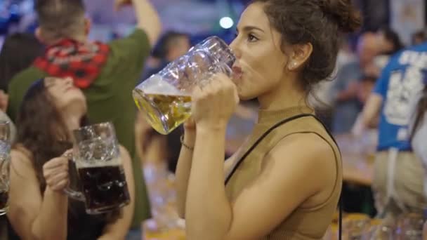 Esmer Kız Arkadaşlarıyla Şarkı Söylerken Fincanından Bira Içiyor Yatay Video — Stok video
