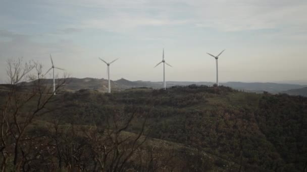 Dağdaki Tarlada Rüzgar Türbinleri Çalışıyor Yenilenebilir Enerji Sürdürülebilirlik Kavramı Eko — Stok video
