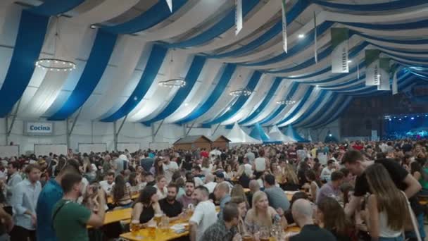 在萨拉戈萨的Oktober节 4K水平视频中 人们坐在桌边喝酒聊天 — 图库视频影像