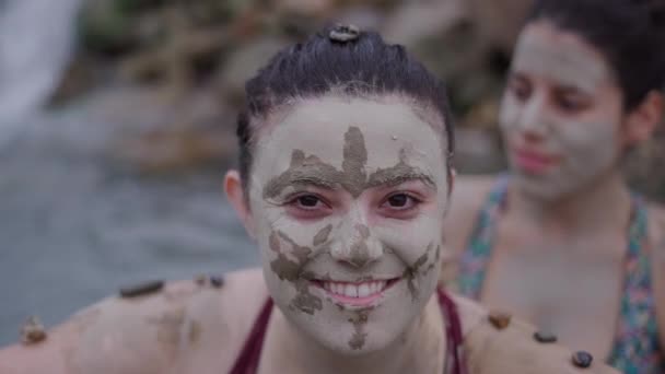 Portrétní Pohled Usmívající Dívku Obličejem Potřísněným Blátem Přírodní Lázně — Stock video