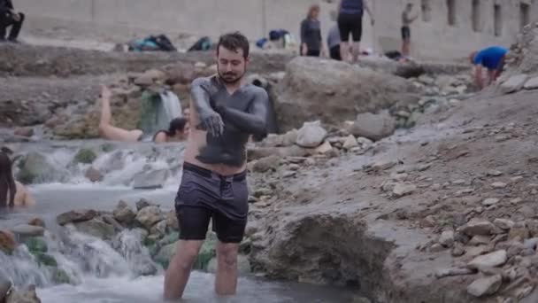 Kräftig Gebauter Junge Der Sich Fluss Schlamm Auf Den Körper — Stockvideo