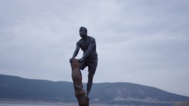 Ağacın tepesindeki çocuk, İsa 'nın Mumyasına bakıyor - Doğal Spa Konsepti