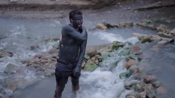 Man Dark Mud Rubs More Mud His Back Natural Spa — Stock Video