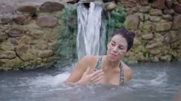ナバラの川の水の流れの下でスペインの女の子 ナチュラル スパのコンセプト — ストック動画