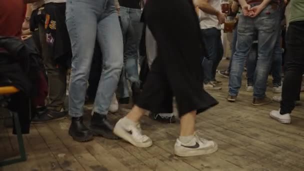 サラゴサの群衆の中で認識できない人々のダンス 4K水平ビデオ — ストック動画
