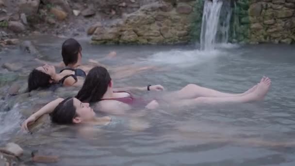 4名青少年在纳瓦拉温泉中放松 自然温泉的概念 — 图库视频影像