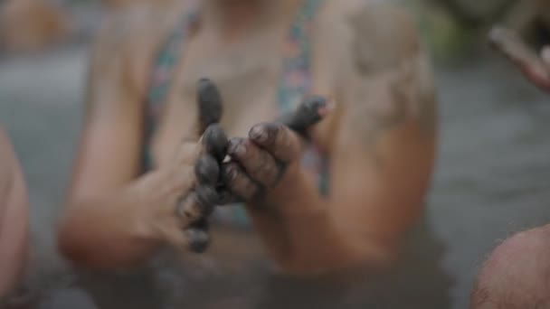 少女揉捏双手沾满泥巴 天然温泉的概念 — 图库视频影像