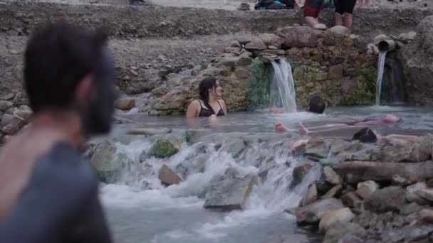 Matschiger Mann Mit Freunden Hintergrund Wasser Liegend Naturbad Konzept — Stockvideo