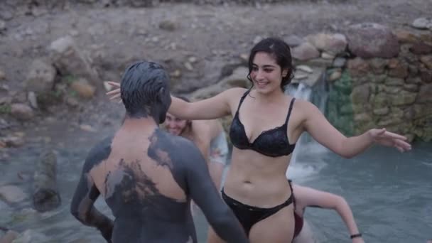 女の子抱擁彼女の友人はスペインの川で泥に覆われて ナチュラルスパのコンセプト — ストック動画