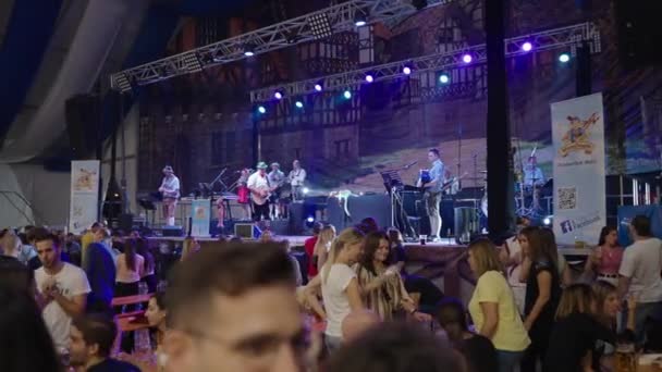 Artisti Che Suonano Musica Sul Palco Mentre Gente Balla Basso — Video Stock