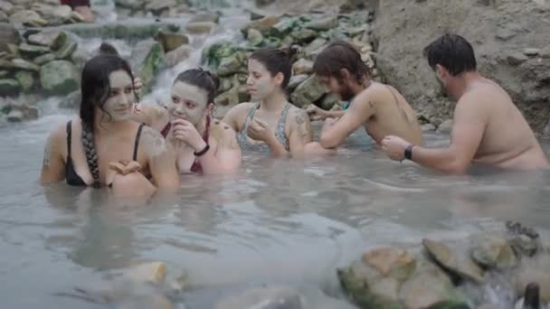 连续五个朋友把泥巴放回水中 自然温泉概念 — 图库视频影像