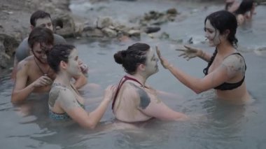 İspanya 'da termal gölde eğlenen beş beyaz genç Doğal Spa Konsepti