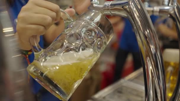 Ένα Γυναικείο Χέρι Ξαναγεμίζει Μια Κούπα Μπύρας Έναν Πωλητή Μπύρας — Αρχείο Βίντεο