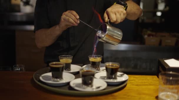 Vuxna Manliga Händer Förbereda Kaffe Med Alkoholhaltig Dryck Och Eld — Stockvideo