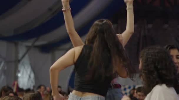 Gruppo Studenti Che Ridono Ballano Podio Festival Tradizionale Horizontal Video — Video Stock