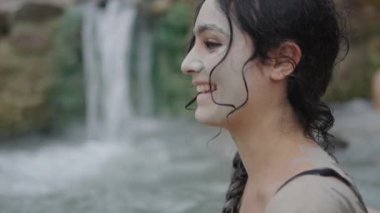At kuyruklu kız göldeki arkadaşına baktığında gülümsüyor. Doğal Spa konsepti.