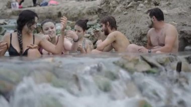 Arka arkaya beş Kafkasyalı arkadaş birbirlerinin sırtına çamur bulaştırdı.
