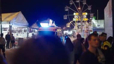 Panayıra giren ambulans kalabalığın arasında - 4K Yatay Video