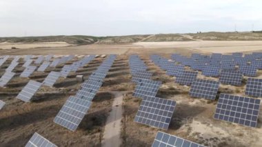 Bir güneş enerjisi istasyonunun üzerinden hava görüntüsü. Yenilenebilir enerji kavramı - Eko sistemleri