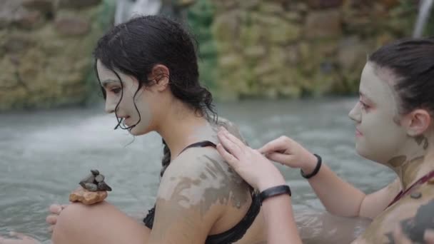 Menina Com Pedras Joelho Recebe Uma Massagem Lama Seu Amigo — Vídeo de Stock