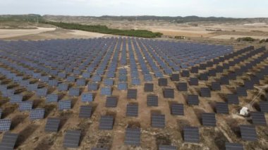 Kırsal bölgedeki bir güneş enerjisi santralinin insansız hava aracı görüntüsünü eğ - Eko sistemleri