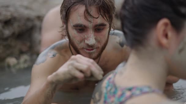 스페인에서 벗들의 어깨에 진흙을 조심스럽게 바르는 — 비디오