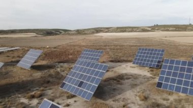 Güneş enerjisi santral alanının geriye doğru görüntüsü - Eko sistemleri