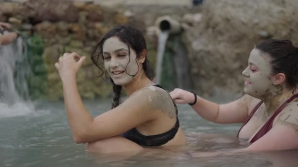 背中に泥を塗りながら笑顔を見せるスペインの女の子 ナチュラル スパのコンセプト — ストック動画