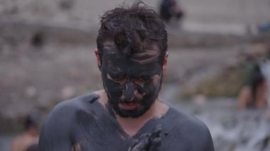 İspanyol adam Termas de Yesa 'da yüzüne çamur bulaştırıyor.