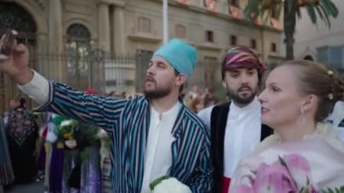 Geleneksel kostümlü üç adam ve bir kadın fotoğraf çektiriyorlar - İspanyol gelenekleri.