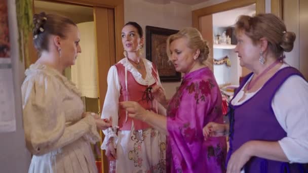 Erwachsene Frau Gespräch Mit Anderen Frauen Traditioneller Tracht Spanische Traditionen — Stockvideo