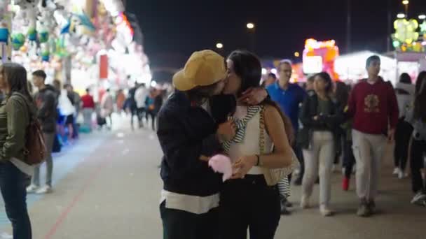 Studentisches Paar Küsst Und Lächelt Der Menge Der Attraktionen Konzept — Stockvideo