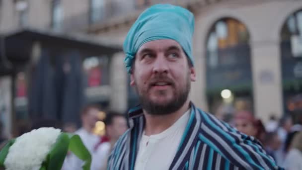 Muž Modrýma Očima Šátkem Hlavě Vzhlíží Vzhůru Španělské Tradice — Stock video