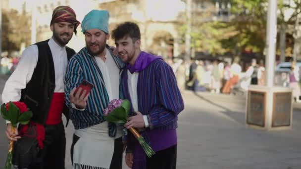 Drei Bärtige Männer Lassen Sich Inmitten Der Traditionellen Parade Fotografieren — Stockvideo