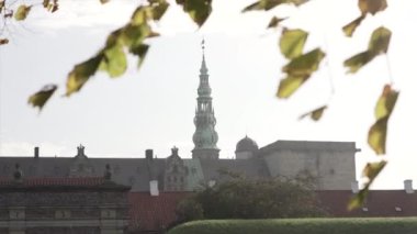 Kopenhag 'da yaprakların arkasından görülen tarihi eser - Avrupa seyahati