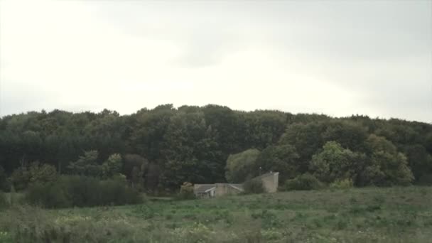 Панорама Поля Будинком Деревами Позаду Нього Подорожі Європою — стокове відео