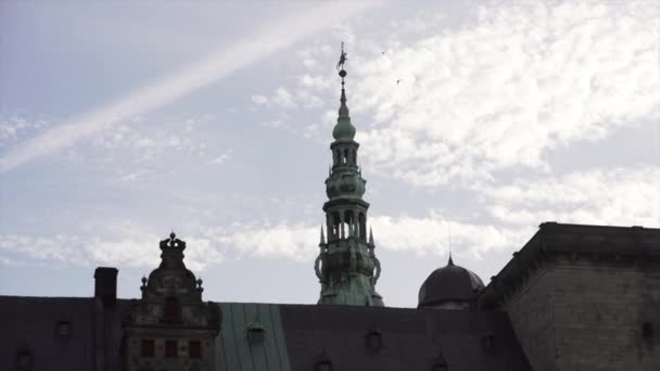 Ιστορικό Μνημείο Μια Συννεφιασμένη Ημέρα Πουλιά Που Πετούν Στη Δανία — Αρχείο Βίντεο