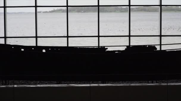 Okno Kwadratowymi Balustradami Widokiem Morze Łąką Tle Podróże Europie — Wideo stockowe