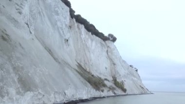 Danimarka 'da deniz kıyısındaki güzel bir uçurumun altından Avrupa seyahati