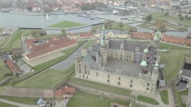 Arka planda şehir, arkada deniz olan hükümet kompleksi - Avrupa seyahati