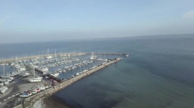 Kopenhag 'da birkaç dalgakıranı olan eğlence gemileriyle dolu liman - Avrupa seyahati