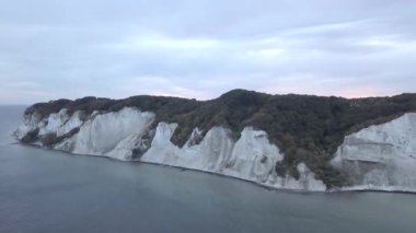 Kopenhag 'da gökyüzünden görünen bir ormanı olan gri kayalık dağ - Avrupa seyahati