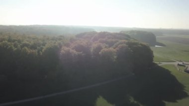 Ormanın yanına, yeşil bir çayırın ortasına Avrupa seyahati.