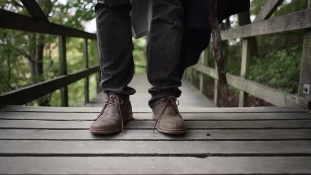 Мужские Ноги Стучат Земле Деревянной Палкой Европа Путешествует — стоковое видео