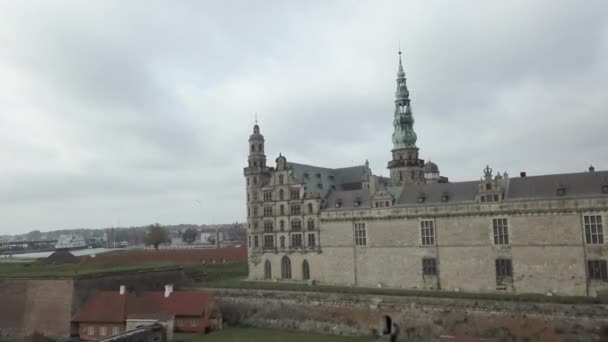 Vecchia Fortezza Danese Circondata Dal Mare Dalla Città Sullo Sfondo — Video Stock
