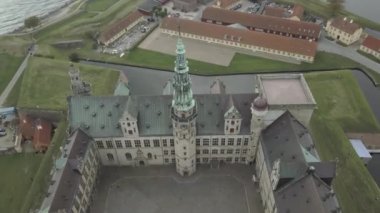 Kopenhag 'da büyük yeşil bir bahçeyle çevrili eski kuleler - Avrupa seyahati